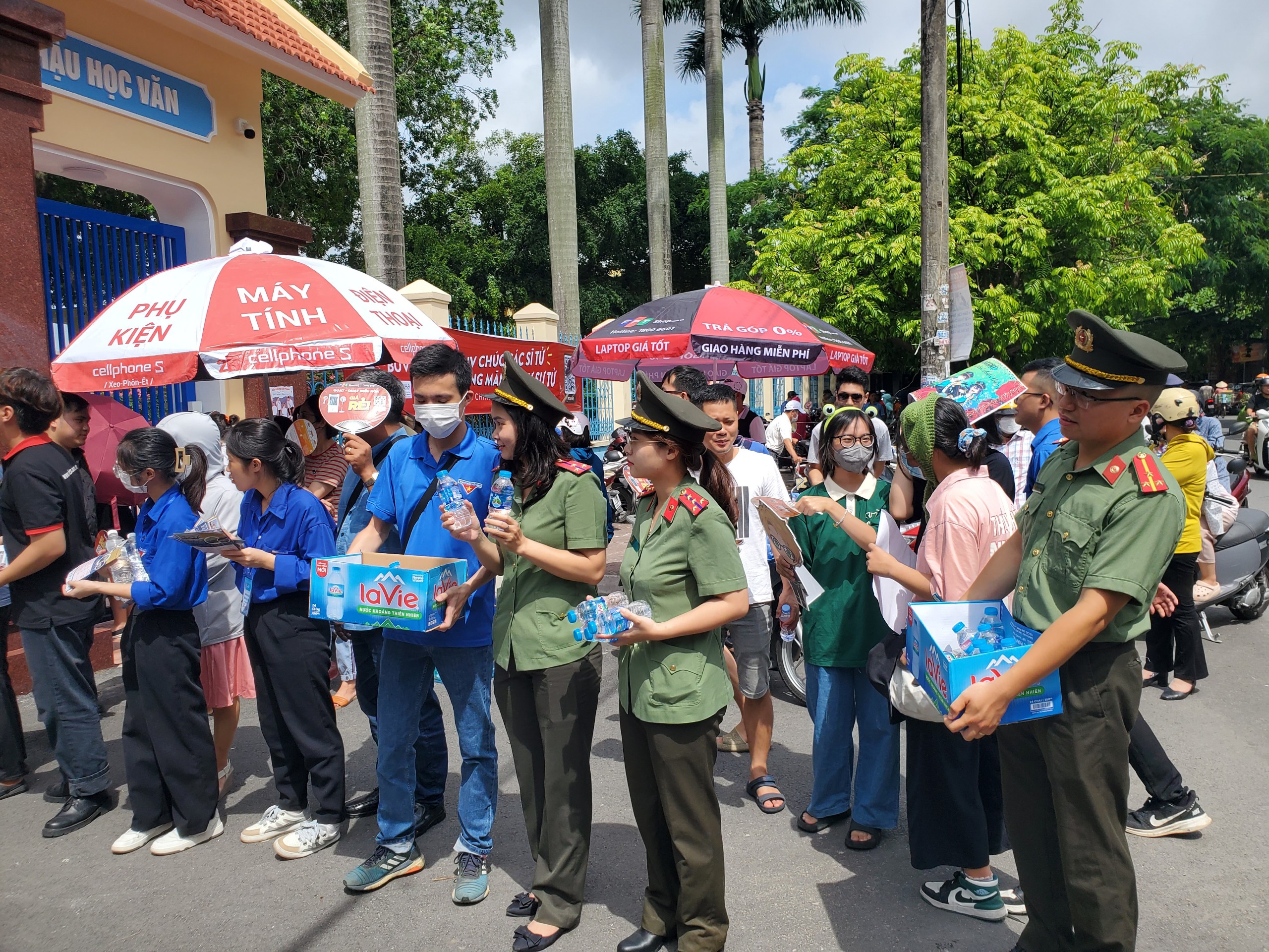 Đoàn thể Phòng Hậu cần: Tiếp sức cho các em học sinh tham dự kỳ thi tốt nghiệp THPT Quốc gia